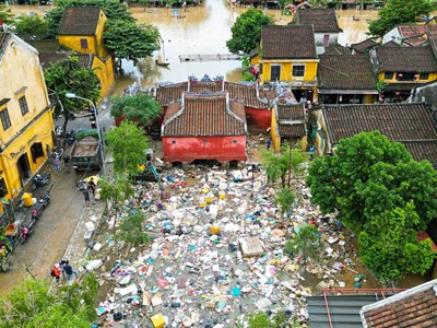 Phố cổ Hội An ngổn ngang rác thải, bùn non sau trận lũ lịch sử