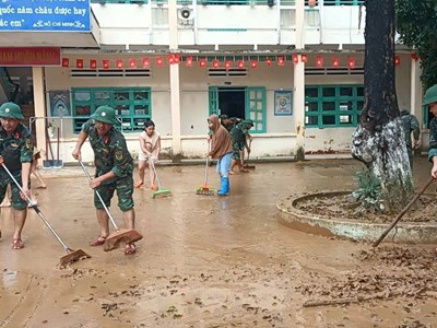 Giúp dân dọn dẹp, khắc phục hậu quả mưa lũ