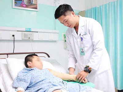 Kịp thời cứu cánh tay bé trai 7 tuổi bị đứt động mạch do tai nạn hy hữu