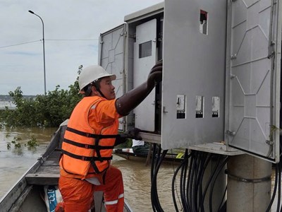 Hơn 400.000 hộ dân miền Trung đã có điện trở lại sau mưa lũ
