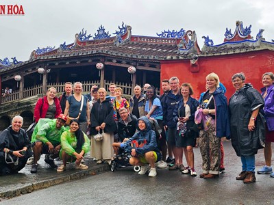 Khách quốc tế tấp nập trở lại phố cổ Hội An sau lũ