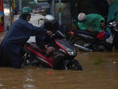 Nhiều tuyến đường ở Đà Nẵng ngập sâu do mưa lớn, giao thông hỗn loạn