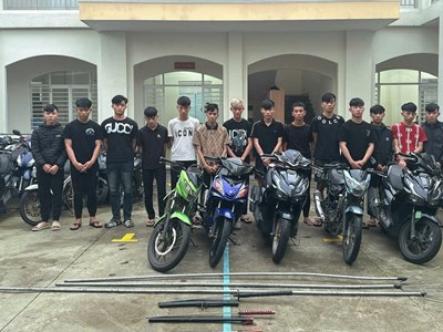 Bắt tạm giam 15 đối tượng mang theo hung khí truy tìm “đối thủ” giữa đêm