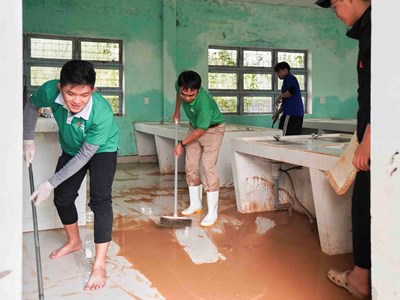 Giữa mưa lũ, những bàn tay trẻ thắp lên ánh sáng yêu thương