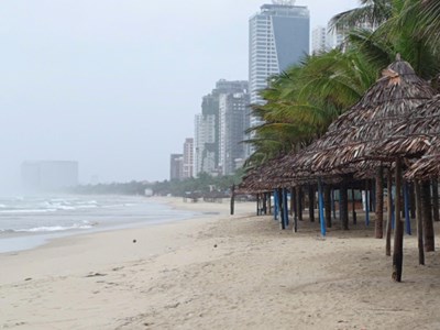 Đà Nẵng tạm dừng hoạt động tắm biển để đảm bảo an toàn trước bão số 13