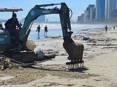 Khẩn trương dọn dẹp bãi biển sau bão số 13, sớm trả lại môi trường du lịch sạch đẹp