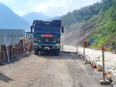Cao tốc La Sơn - Túy Loan tạm lưu thông một làn, cấm xe khách và xe tải nặng
