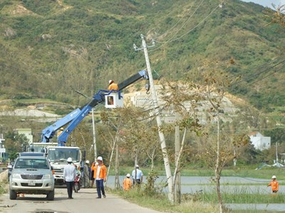 Khôi phục cấp điện cho hơn 84% khách hàng bị ảnh hưởng bởi bão số 13