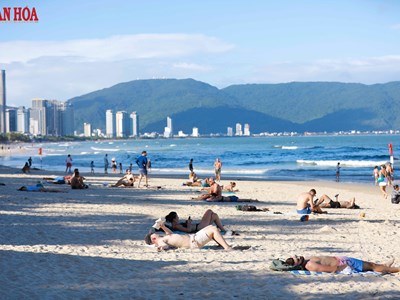 Biển Mỹ Khê nhộn nhịp trở lại sau bão số 13