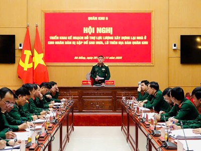 Quân khu 5 khẩn trương hỗ trợ dựng lại nhà cho người dân bị sập đổ do mưa lũ