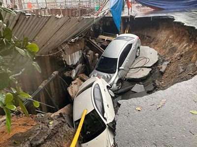 Thông tin mới về vụ mặt đường sụt lún khiến hai ô tô bị “nuốt chửng”