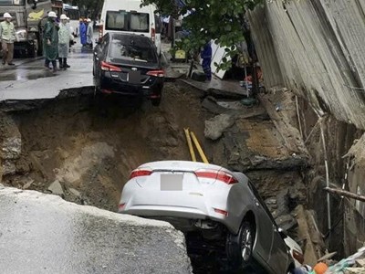 Sụt lún trên đường Nguyễn Công Trứ, hai ô tô rơi xuống “hố tử thần“