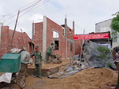 Bộ CHQS TP. Đà Nẵng đẩy nhanh tiến độ xây dựng nhà ở cho người dân Đắk Lắk