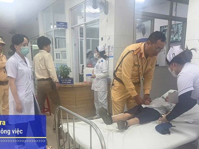 CSGT Đà Nẵng dùng xe đặc chủng đưa cháu bé bị rắn cắn đi cấp cứu kịp thời