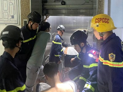 Nhanh chóng giải cứu 3 người mắc kẹt trong thang máy tại bệnh viện