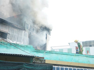 Cháy nhà 4 tầng trong ngõ nhỏ giữa trung tâm Đà Nẵng