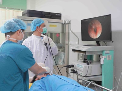 Nội soi phế quản lấy răng giả nằm trong phổi người bệnh hơn 20 năm