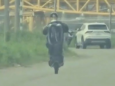 Xử phạt hai thanh niên “bốc đầu” xe máy, tịch thu phương tiện