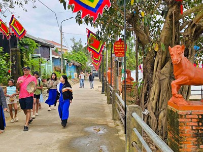 Làng gốm hơn 500 năm tuổi “hút” khách tham quan