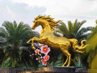 Đến Đà Nẵng dịp Tết, du khách ấn tượng với linh vật ngựa vàng tại sân bay