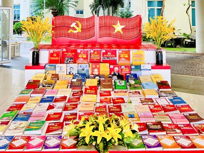 Trưng bày tài nguyên thông tin, giới thiệu sách chào mừng Đại hội lần thứ XIV của Đảng 