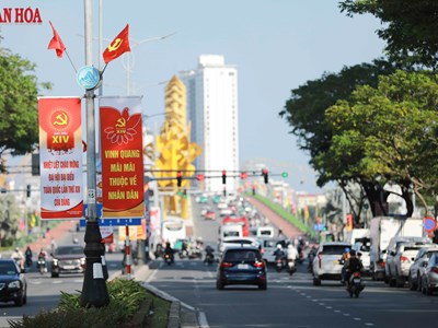 Phố phường Đà Nẵng rực rỡ cờ hoa chào mừng Đại hội XIV của Đảng