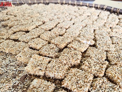 Bánh khô mè Quang Châu và hương Tết làng nghề