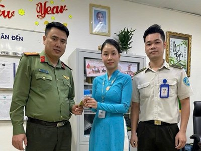 Du khách xúc động khi nhận lại nhẫn kim cương