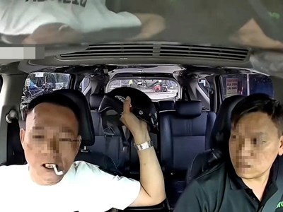 Nhắc nhở không hút thuốc, tài xế xe công nghệ bị hành khách hành hung