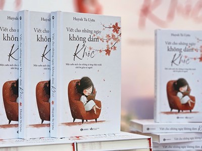 “Viết cho những ngày không dám khóc”: Lời thủ thỉ dịu dàng của người trẻ xa xứ