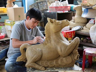 Về Thanh Hà xem thợ gốm làm linh vật đón xuân