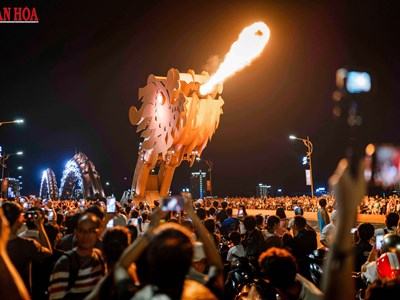 Cầu Rồng phun lửa và quay nhịp cầu Sông Hàn phục vụ người dân, du khách đón Tết 