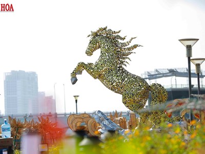 Cận cảnh linh vật ngựa vàng độc đáo tại đường hoa Tết Đà Nẵng