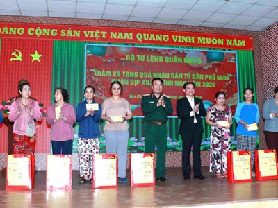 Đi về phía nhân dân - ấm áp nghĩa tình quân dân giữa lòng Đà Nẵng