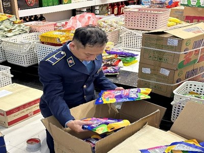 Đà Nẵng: Phát hiện, xử lí hai điểm kinh doanh thực phẩm nhập lậu, quá hạn sử dụng