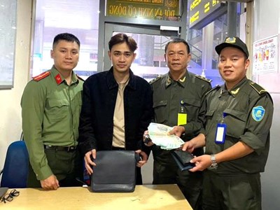 Trao trả túi xách chứa hơn 62 triệu đồng và đồng hồ cao cấp cho hành khách tại sân bay Đà Nẵng
