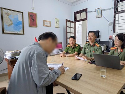 Phạt 7,5 triệu đồng vì đăng ảnh AI sai sự thật về cổng chào Tết