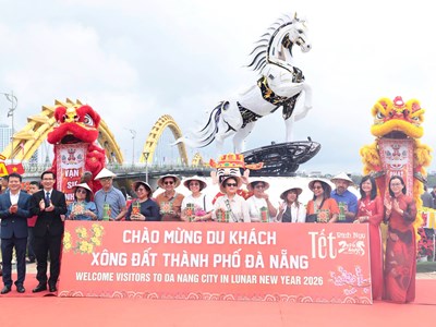 Rộn ràng đón du khách “xông đất”, lan tỏa thông điệp “Chạm về nguyên bản”