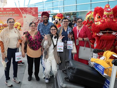 Hình ảnh du khách vui tươi đến Đà Nẵng ngày đầu Tết Bính Ngọ