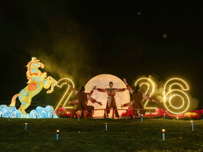 Tết di sản mở màn ấn tượng với đèn lồng khổng lồ giữa đêm xuân Hội An