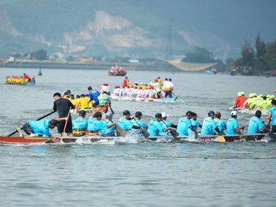 Sôi nổi giải đua thuyền truyền thống và đua SUP trên sông Cu Đê