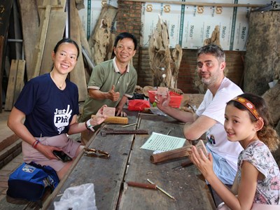 Du khách quốc tế hào hứng trải nghiệm làng nghề Kim Bồng