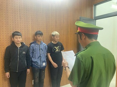 Bắt tạm giam nhóm đối tượng cướp tài sản