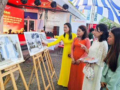 Đà Nẵng trưng bày tài nguyên thông tin và tuyên truyền, giới thiệu sách chào mừng Ngày bầu cử