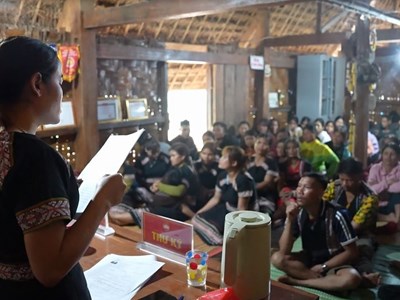 Đưa thông tin bầu cử đến bản làng bằng tiếng Xơ Đăng