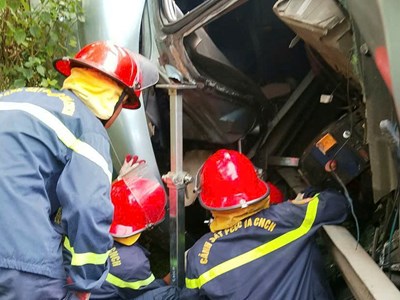 Giải cứu tài xế bị mắc kẹt sau tai nạn xe đầu kéo trên cao tốc