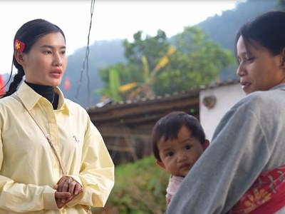 Giáo viên vùng cao bám bản tuyên truyền ngày bầu cử