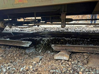 Tàu hàng trật bánh tại đèo Hải Vân, tuyến đường sắt Bắc - Nam tạm gián đoạn