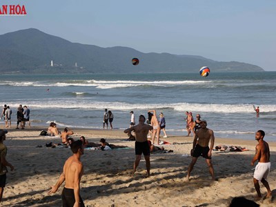 Bãi biển Đà Nẵng hút khách quốc tế
