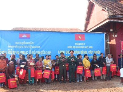 Quân khu 5 khám bệnh, tặng quà cho người dân tỉnh Ratanakiri (Campuchia)